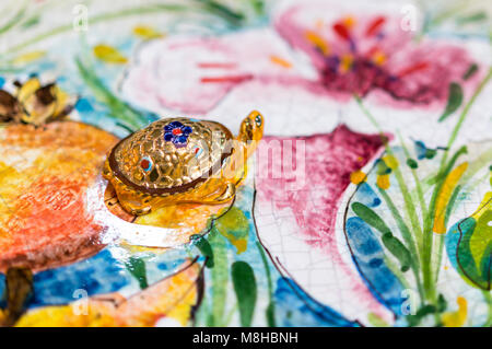 Figur einer Schildkröte aus Fayence. Stockfoto