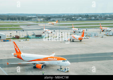 London Gatwick, 15. März 2018: der Airbus A320-Flugzeuge, die zu niedrigen Kosten airliner, easyJet, auf Asphalt am Londoner Flughafen Gatwick North Terminal Stockfoto