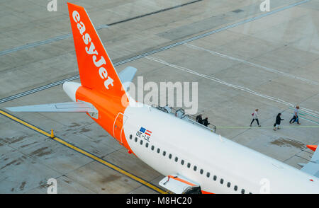 London Gatwick, 15. März 2018: die Passagiere aussteigen aus einem easyJet Flugzeug in London Gatwick Flughafen Nord Terminal Stockfoto