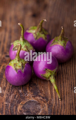 Asiatische Aubergine auf dunklem Holz Stockfoto