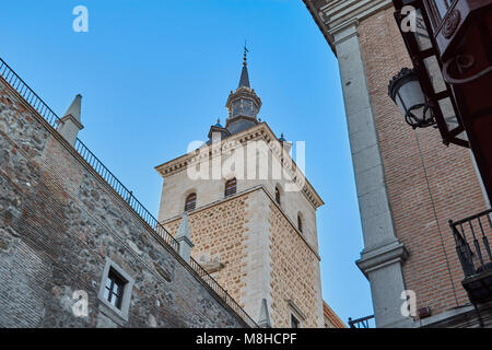 Torre del Alcazar de Toledo Blick aus dem Zocodover Platz mit blauen Himmel im Hintergrund. Toledo, Spanien Stockfoto