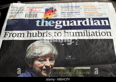 'Von Hybris der Demütigung" Theresa kann nach Wahl in 10. Juni Zeitung The Guardian London England 2017 UK Stockfoto
