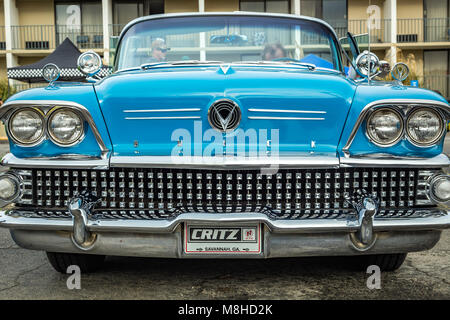 TYBEE ISLAND, Georgia, 14. Oktober 2017 A 1958 Buick begrenzt bei einem Oldtimertreffen. Stockfoto