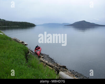 Kajak am Yellowstone Lake. Strände Kajak im Park auf Yellowstone Lake in Richtung Südosten Arm und Vorgebirge; Stockfoto