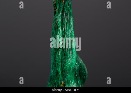 Eine Probe der Mineral Malachit auf einem weißen Hintergrund. Stockfoto