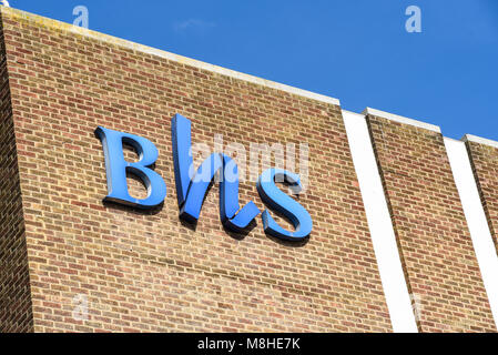 Verblichenes BHS British Homes Store-Schild. Alte Schrift an der Ziegelwand. Britische Home Stores. Geschlossenes Geschäft in Southend on Sea, Essex, Großbritannien Stockfoto