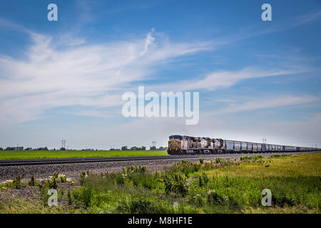 LEXINGTON, Nebraska, Juni 12, 2013 Union Pacific Lokomotiven haul Korn im abgedeckten Trichter Autos östlich von Lexington, Nebraska. Stockfoto