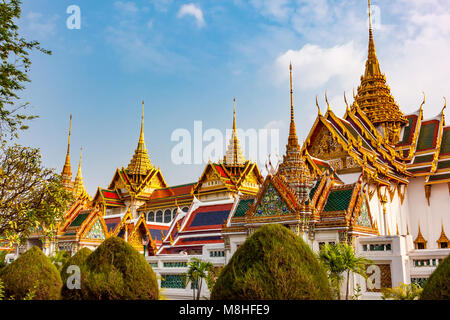 Blick auf den Königspalast und Wat Phra Kaew am Abend in Bangkok, Thailand Stockfoto