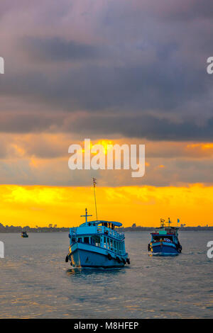 Passagierboote im Meer bei Kao Koh Samed Samed oder sich am Abend in der Provinz Rayong, Thailand Stockfoto