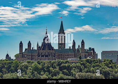 Kanadische Parlament Gebäude in Ottawa, Ontario aus über dem Rideau River in Hull, Quebec. Stockfoto