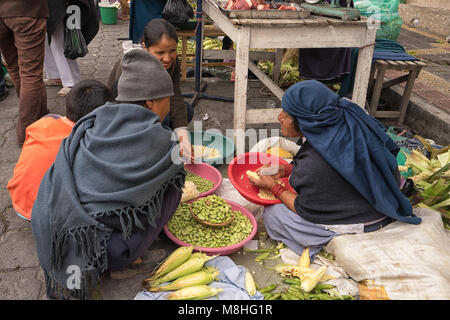 Otavalo, Ecuador - Januar 13, 2018: indigene Völker in dem Markt des Samstag, Landwirt Stockfoto