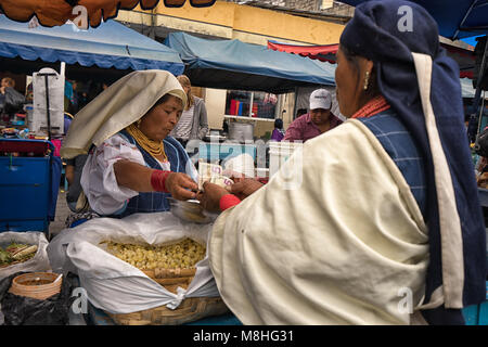 Otavalo, Ecuador - Januar 13, 2018: Die indigenen Quechua Frauen im Samstag Bauernmarkt Stockfoto