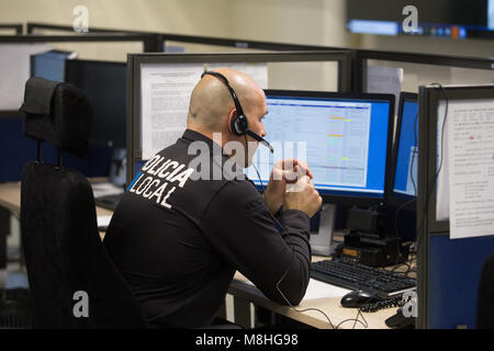 Polizisten kontrollieren die Notrufe von ihrer Regelzone in der lokalen Polizei Hauptquartier in Palma de Mallorca Stockfoto