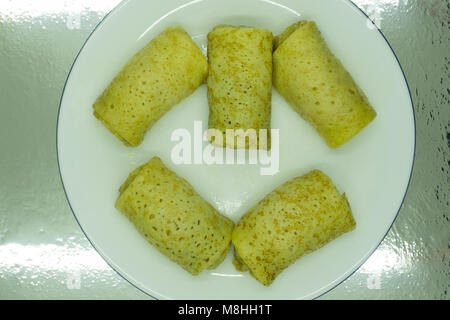 Hausgemachte Pfannkuchen, mit einem Umschlag auf einem weißen Teller gewickelt, traditionelles Essen auf einem fastnachtswoche, horizontal, Kopie Raum Stockfoto