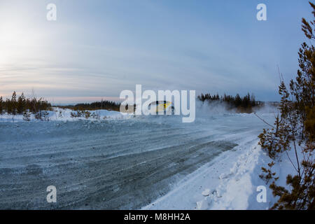 Asbest, Russland, Februar 4, 2018 - 2. Phase der Russischen Cup Rallye 2018" Uralasbest 2018', Lada Kalina Auto, Startnummer 14, Treiber des Nenyukhin Stockfoto