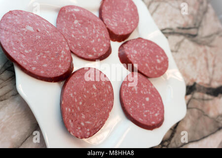 Rohwurst isoliert auf einem weißen Stockfoto
