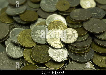 Hintergrund der Münzen. Russischen Eisen geld Rubel auf den Tisch verstreut Stockfoto