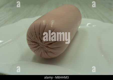 Salami, geräucherte Wurst Stück auf weißem Hintergrund Ausschnitt isoliert Stockfoto