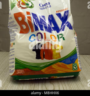 Bimax ist die Macht der Farbe, automatische auf Weiß. Diese Marke von Waschpulver das Original - Russland Berezniki vom 28. Januar 2017 gemacht hat. Stockfoto