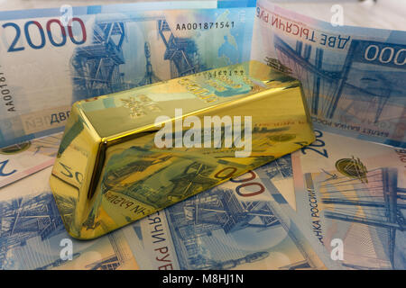 Gold Bars auf Dollar Banknoten, in der Nähe Stockfoto