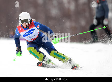 Großbritanniens Kelly Gallagher während ihrer zweiten Durchlauf im Riesenslalom der Frauen, Sehbehinderte, an der Jeongseon Alpine Center bei Tag neun der PyeongChang 2018 Winter Paralympics in Südkorea. Stockfoto