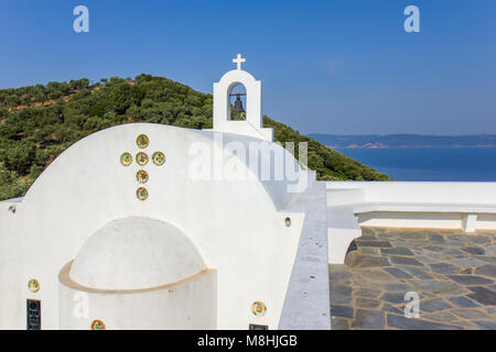 Weiße orthodoxe Kirche Agios Alexandros auf der Insel Skiathos, Griechenland Stockfoto