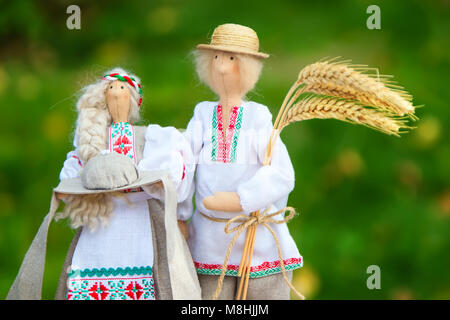 Belarus, Gomel, 16. September 2017. Feiert die Stadt Tag. Symbolische Puppen der Weißrussen. belarussischen Puppen Stockfoto