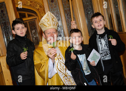 Armagh, Irland, 17. März 2018. Erzbischof Eamon Martin präsentiert Shamrock zu Brian, Matthew und Owen Bezirk am St. Patrick's Day Vigil Mass St Patrick's Cathedral Armagh 16 März 2018 Kredit: Kredit: Liam Liam McArdle McArdle/Alamy leben Nachrichten Stockfoto