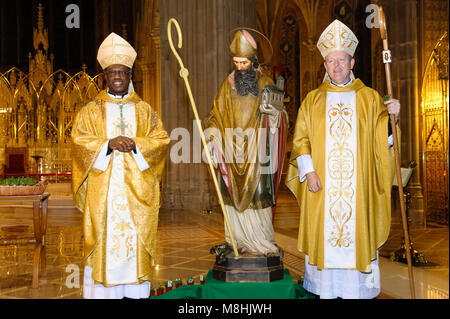 Armagh, Irland, 17. März 2018. Erzbischof Eamon Martin und der Apostolische Nuntius, Erzbischof Judas Thaddäus Okolo während der St Patrick's Day Vigil Mass St Patrick's Cathedral Armagh 16 März 2018 Kredit: Kredit: Liam Liam McArdle McArdle/Alamy leben Nachrichten Stockfoto