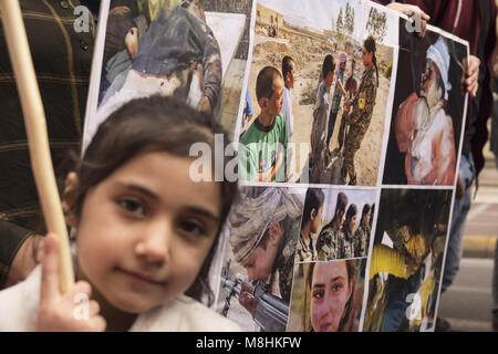 Athen, Griechenland, 17. März 2018 - Kurden halten Plakate mit der Darstellung der Gräueltaten takingplace in Afrin und Shout Slogans gegen Putin und Erdogan. Linke, antirassistische und Menschenrechtsorganisationen inszenierten eine Sammlung anlässlich der europäischen Aktionswoche gegen Rassismus und den Internationalen Tag für die Beseitigung der Rassendiskriminierung gegen Rassismus, Faschismus und EU-Migrationspolitik zu demonstrieren. Credit: ZUMA Press, Inc./Alamy leben Nachrichten Stockfoto