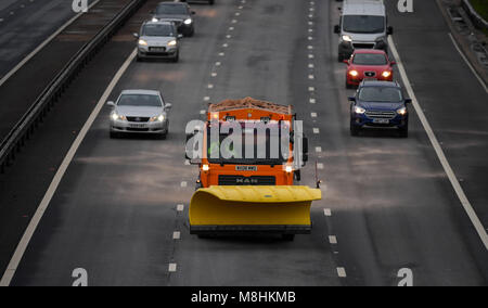 17. März 2018 Southampton Großbritannien Wetter. Zähneknirschend Lkw auf der Autobahn M27 in Southampton, Hampshire, England als das Land bereitet sich auf den Besuch von mehr Unwetter namens der Mini Tier aus dem Osten in Form von Eis und Schnee. Credit: PBWPIX/Alamy leben Nachrichten Stockfoto