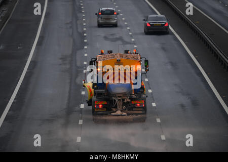 17. März 2018 Southampton Großbritannien Wetter. Zähneknirschend Lkw auf der Autobahn M27 in Southampton, Hampshire, England als das Land bereitet sich auf den Besuch von mehr Unwetter namens der Mini Tier aus dem Osten in Form von Eis und Schnee. Credit: PBWPIX/Alamy leben Nachrichten Stockfoto