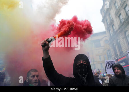 London, UK, 17. März, 2018. Hunderte von Demonstranten März Unterstützung für Migranten, Flüchtlinge und Rassismus entgegenzutreten. Penelope Barritt/Alamy leben Nachrichten Stockfoto