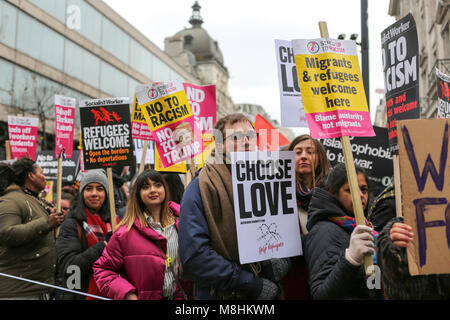 London, UK, 17. März, 2018. Hunderte von Demonstranten März Unterstützung für Migranten, Flüchtlinge und Rassismus entgegenzutreten. Penelope Barritt/Alamy leben Nachrichten Stockfoto