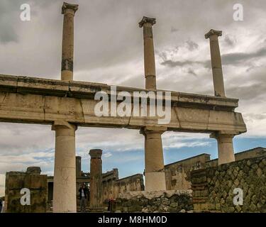 Pompeji, Italien. 26. Sep 2004. In den Ruinen von Pompeji, Spalten stehen noch auf der westlichen Seite des Forums. Unter Vulkanasche in der berühmten Ausbruch des Vesuv im AD 79 begraben, Pompeji ist ein UNESCO-Weltkulturerbe und ein touristisches Ziel seit über 250 Jahren. Credit: Arnold Drapkin/ZUMA Draht/Alamy leben Nachrichten Stockfoto