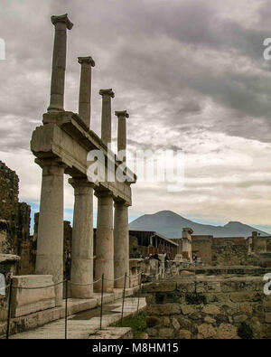 Pompeji, Italien. 26. Sep 2004. In den Ruinen von Pompeji, Spalten stehen noch auf der westlichen Seite des Forums mit dem Vesuv im Hintergrund. Unter Vulkanasche in der berühmten Ausbruch des Vesuv im AD 79 begraben, Pompeji ist ein UNESCO-Weltkulturerbe und ein touristisches Ziel seit über 250 Jahren. Credit: Arnold Drapkin/ZUMA Draht/Alamy leben Nachrichten Stockfoto