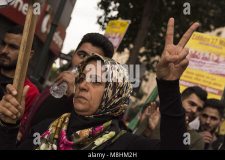 Kurden halten Plakate mit der Darstellung der Gräueltaten takingplace in Afrin und Shout Slogans gegen Putin und Erdogan. 17 Mär, 2018. Linke, antirassistische und Menschenrechtsorganisationen inszenierten eine Sammlung anlässlich der europäischen Aktionswoche gegen Rassismus und den Internationalen Tag für die Beseitigung der Rassendiskriminierung gegen Rassismus, Faschismus und EU-Migrationspolitik zu demonstrieren. Credit: Nikolas Georgiou/ZUMA Draht/Alamy leben Nachrichten Stockfoto