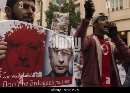 Kurden halten Plakate mit der Darstellung der Gräueltaten takingplace in Afrin und Shout Slogans gegen Putin und Erdogan. 17 Mär, 2018. Linke, antirassistische und Menschenrechtsorganisationen inszenierten eine Sammlung anlässlich der europäischen Aktionswoche gegen Rassismus und den Internationalen Tag für die Beseitigung der Rassendiskriminierung gegen Rassismus, Faschismus und EU-Migrationspolitik zu demonstrieren. Credit: Nikolas Georgiou/ZUMA Draht/Alamy leben Nachrichten Stockfoto