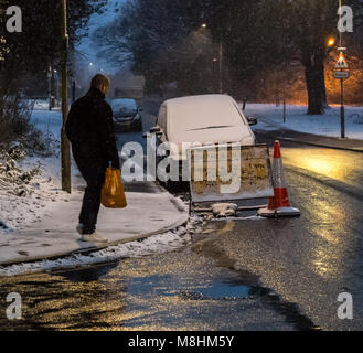 Brentwood, UK, 17. März 2018. Tausende von Läufern und zahlreiche Nächstenliebe als Brentwood Halbmarathon zum ersten Mal in 37 Jahren wegen Wetter, als gelbe Wetter Warnung durch die Met Office für Schnee und starke Winde in Essex und die South East Credit Ian Davidson/Alamy Leben Nachrichten ausgegeben wird abgebrochen wurde enttäuscht. Stockfoto