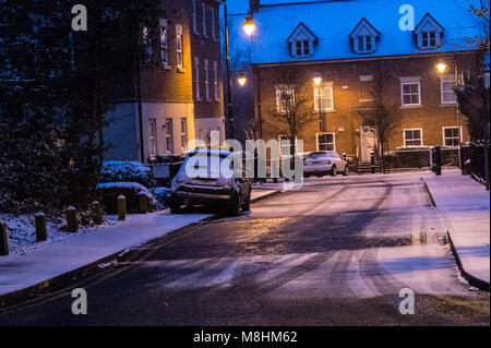 Brentwood, UK, 17. März 2018. Tausende von Läufern und zahlreiche Nächstenliebe als Brentwood Halbmarathon zum ersten Mal in 37 Jahren wegen Wetter, als gelbe Wetter Warnung durch die Met Office für Schnee und starke Winde in Essex und die South East Credit Ian Davidson/Alamy Leben Nachrichten ausgegeben wird abgebrochen wurde enttäuscht. Stockfoto