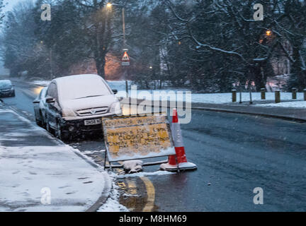 Brentwood, UK, 17. März 2018. Tausende von Läufern und zahlreiche Nächstenliebe als Brentwood Halbmarathon zum ersten Mal in 37 Jahren wegen Wetter, als gelbe Wetter Warnung durch die Met Office für Schnee und starke Winde in Essex und die South East Credit Ian Davidson/Alamy Leben Nachrichten ausgegeben wird abgebrochen wurde enttäuscht. Stockfoto