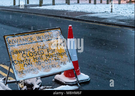 Brentwood, UK, 17. März 2018. Tausende von Läufern und zahlreiche Nächstenliebe als Brentwood Halbmarathon zum ersten Mal in 37 Jahren wegen Wetter, als gelbe Wetter Warnung durch die Met Office für Schnee und starke Winde in Essex und die South East Credit Ian Davidson/Alamy Leben Nachrichten ausgegeben wird abgebrochen wurde enttäuscht. Stockfoto