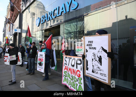Manchester, UK, 17. März 2018. Pro-palästinensischen Aktivisten protestieren die Bewaffnung von Israel und Saudi-Arabien außerhalb der Barclays Bank in Manchester, 17. März 2018 (C) Barbara Cook/Alamy leben Nachrichten Stockfoto