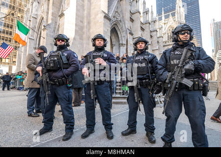 New York, USA, 17. März 2018. Schwer bewaffnete Mitglieder der Anti-Terror-Einheit von der Polizei von New York halten Wache vor St. Patrick Kathedrale während der 2018 St. Patrick's Day Parade. Foto von Enrique Ufer/Alamy leben Nachrichten Stockfoto