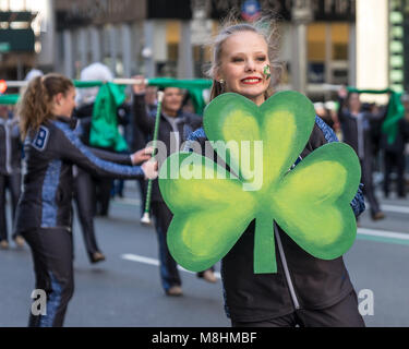 New York, USA, 17. März 2018. Mitglieder einer irischen High School tragen grüne und Irische Literatur, wie sie in der traditionellen St. Patrick's Day Parade teilnehmen durch die New Yorker Fifth Avenue. Foto von Enrique Ufer/Alamy leben Nachrichten Stockfoto