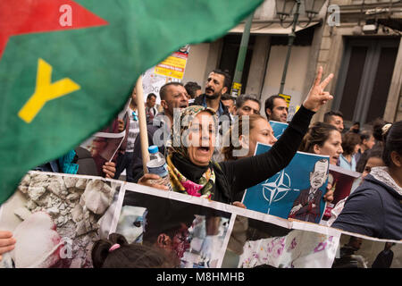 Kurden halten Plakate mit der Darstellung der Gräueltaten takingplace in Afrin und Shout Slogans gegen Putin und Erdogan. Linke, antirassistische und Menschenrechtsorganisationen inszenierten eine Sammlung anlässlich der europäischen Aktionswoche gegen Rassismus und den Internationalen Tag für die Beseitigung der Rassendiskriminierung gegen Rassismus, Faschismus und EU-Migrationspolitik zu demonstrieren. © Nikolas Georgiou/Alamy leben Nachrichten Stockfoto