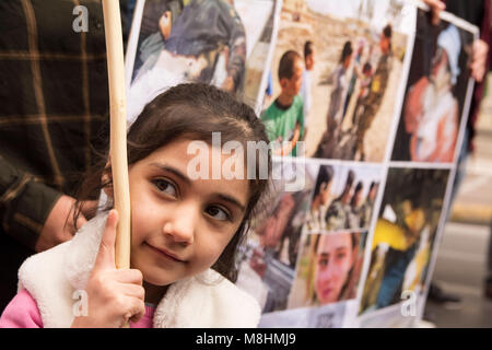 Kurden halten Plakate mit der Darstellung der Gräueltaten takingplace in Afrin und Shout Slogans gegen Putin und Erdogan. Linke, antirassistische und Menschenrechtsorganisationen inszenierten eine Sammlung anlässlich der europäischen Aktionswoche gegen Rassismus und den Internationalen Tag für die Beseitigung der Rassendiskriminierung gegen Rassismus, Faschismus und EU-Migrationspolitik zu demonstrieren. © Nikolas Georgiou/Alamy leben Nachrichten Stockfoto