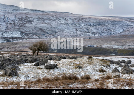 Schnee in den Yorkshire Dales National Park, Großbritannien. Ein Sprinter Personenzug gebunden für Carlisle kreuzt die Ribblehead Viadukt, North Yorkshire, als Blizzard in sich schließt. Quelle: John Bentley/Alamy leben Nachrichten Stockfoto