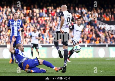 Während die Santander Liga (Liga) Spiel im Estadio de Mestalla, Valencia, Spanien gespielt, zwischen Valencia CF und Deportivo Alaves, Mar 17 2018. Foto: Julio J. Jimenez/AFP 7 Cordon drücken Sie Stockfoto