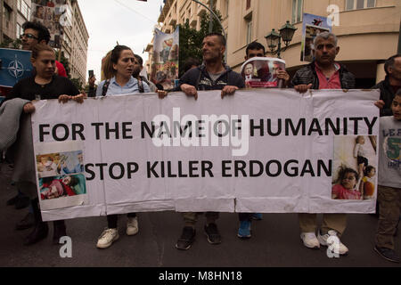 Kurden halten Plakate mit der Darstellung der Gräueltaten takingplace in Afrin und Shout Slogans gegen Putin und Erdogan. Linke, antirassistische und Menschenrechtsorganisationen inszenierten eine Sammlung anlässlich der europäischen Aktionswoche gegen Rassismus und den Internationalen Tag für die Beseitigung der Rassendiskriminierung gegen Rassismus, Faschismus und EU-Migrationspolitik zu demonstrieren. © Nikolas Georgiou/Alamy leben Nachrichten Stockfoto